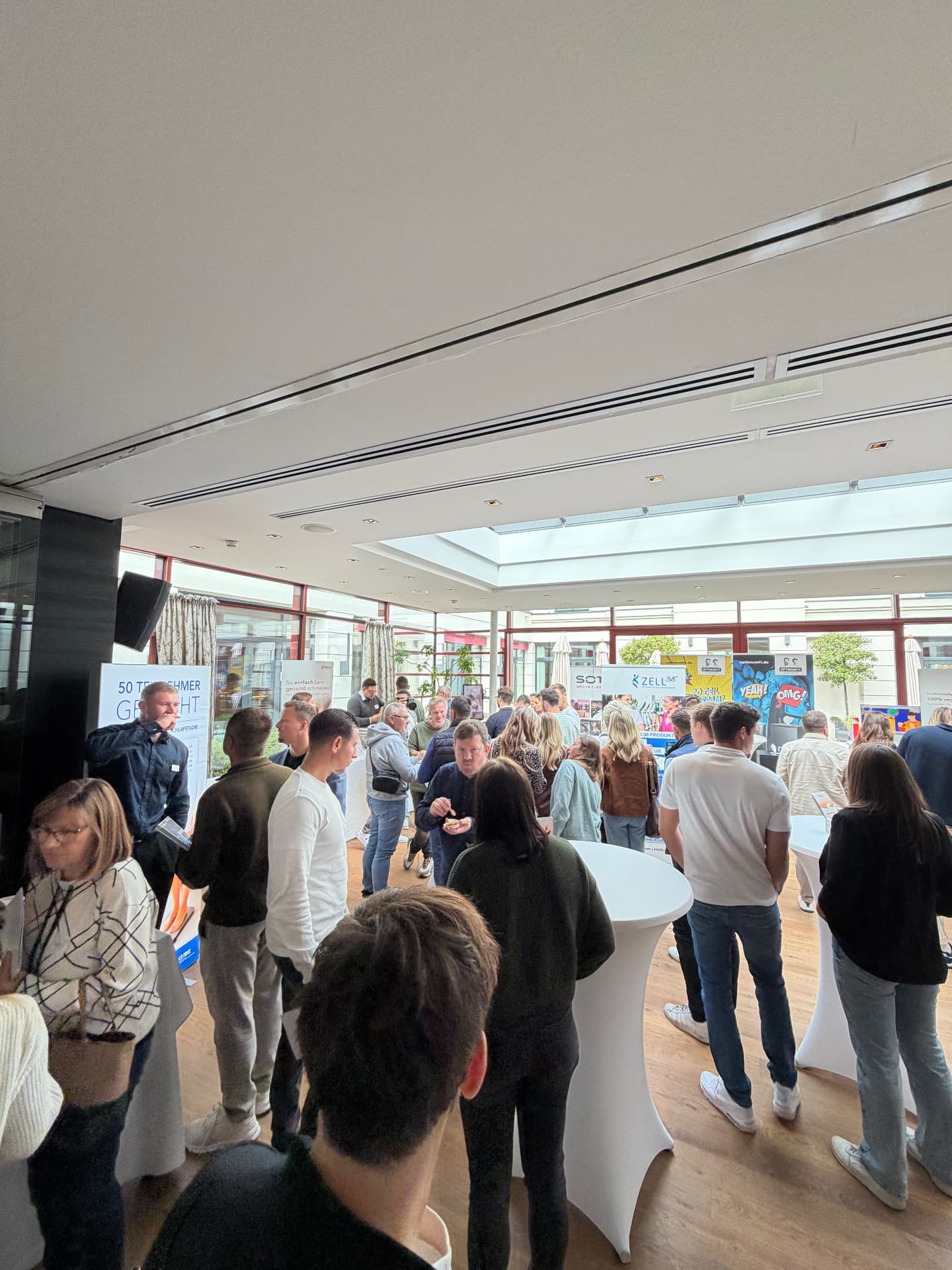 Teilnehmer und Kooperationspartner im Austausch auf der myline Livetour